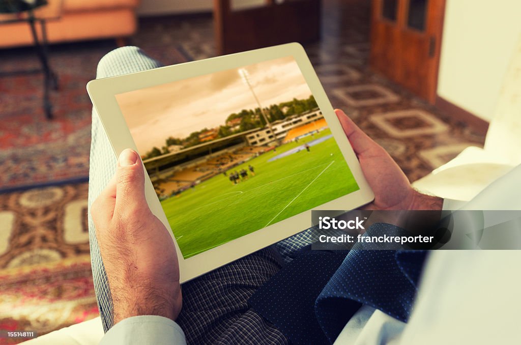 Mann vor einer Fußball-Spiel auf tablet PC - Lizenzfrei Fußball Stock-Foto