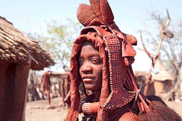 himba sposa. namibia. - necklace horizontal waist up outdoors foto e immagini stock