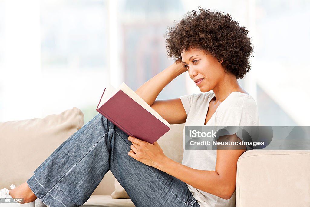 Frau Lesen auf Couch - Lizenzfrei Buch Stock-Foto