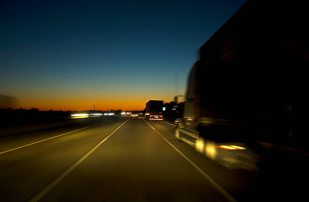 autoroute dans la nuit - swerving photos et images de collection