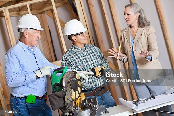 Builder Erklären Pläne Zum Bauteam Stockfoto und mehr Bilder von Aktiver Senior - Aktiver Senior, Alter Erwachsener, Angesicht zu Angesicht