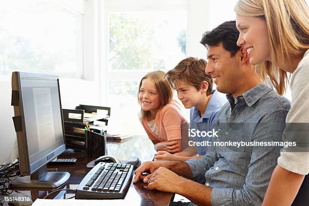 Família Com Computador No Escritório Em Casa - Fotografias de stock e mais imagens de Computador Pessoal - Computador Pessoal, Família, 30-39 Anos