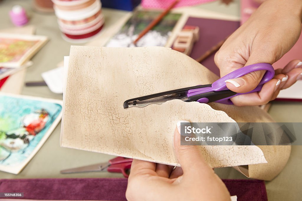 Mujer scrapbooking, corte fondo periódicos. Hobby, arte, artesanías. - Foto de stock de Artesanía libre de derechos