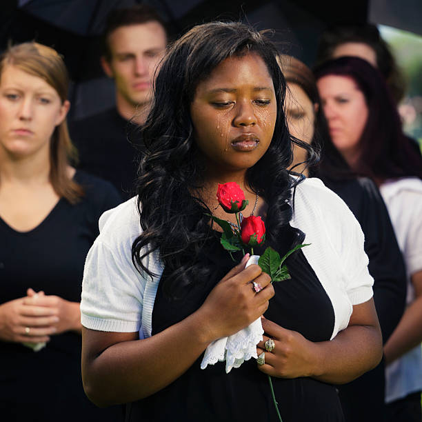 donna in un corteo - graveside service foto e immagini stock