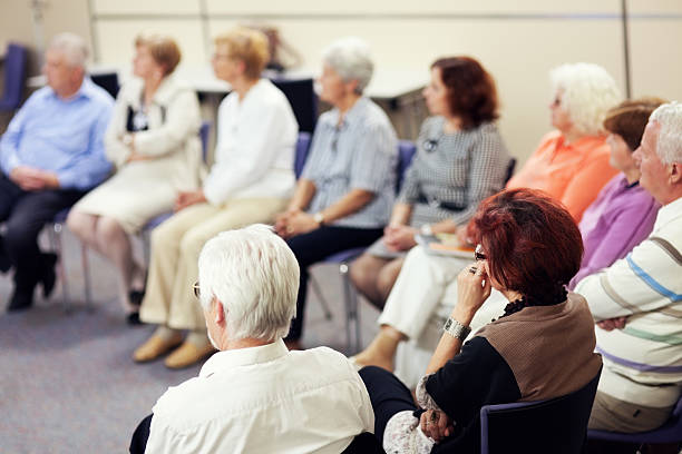 anziani nella community centre - senior adult group therapy social gathering community center foto e immagini stock