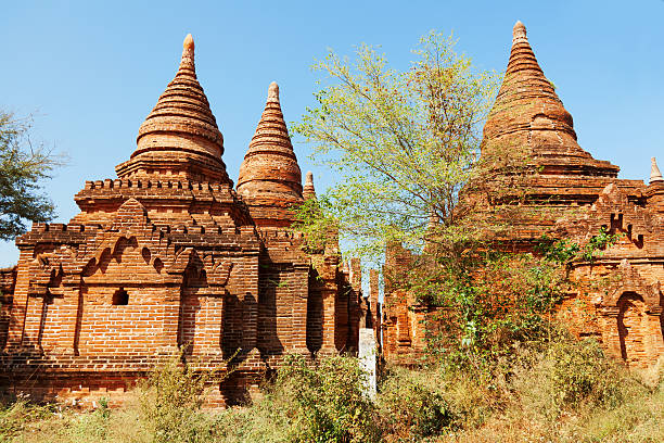 앤시언트 탑이 바간, 미얀마에 - vibrant color front view bagan myanmar 뉴스 사진 이미지