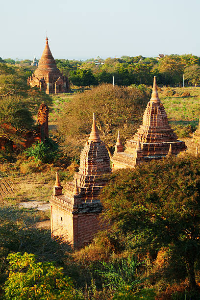 앤시언트 탑이 바간, 미얀마에 - vibrant color front view bagan myanmar 뉴스 사진 이미지