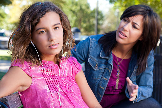 madre rogar con su ignorar adolescente - relationship difficulties audio fotografías e imágenes de stock