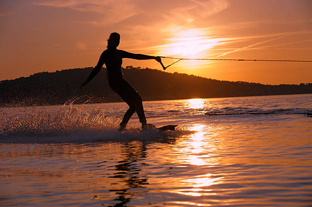 девочка, вейкбординг на лазурный берег - wakeboarding waterskiing water ski sunset стоковые фото и изображения