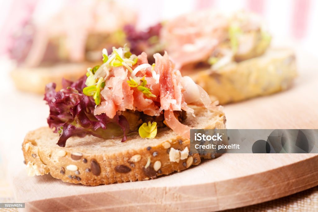 Baguette mit Lachs-Tartar und Gemüse - Lizenzfrei Baguette Stock-Foto