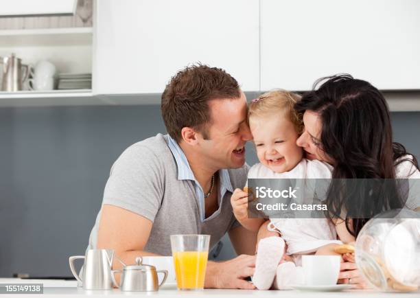 Família Preparar Um Pequenoalmoço - Fotografias de stock e mais imagens de Bebé - Bebé, Comer, Pais