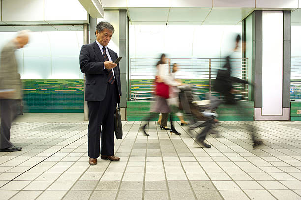 standing out - rush hour commuter on the phone tokyo prefecture imagens e fotografias de stock
