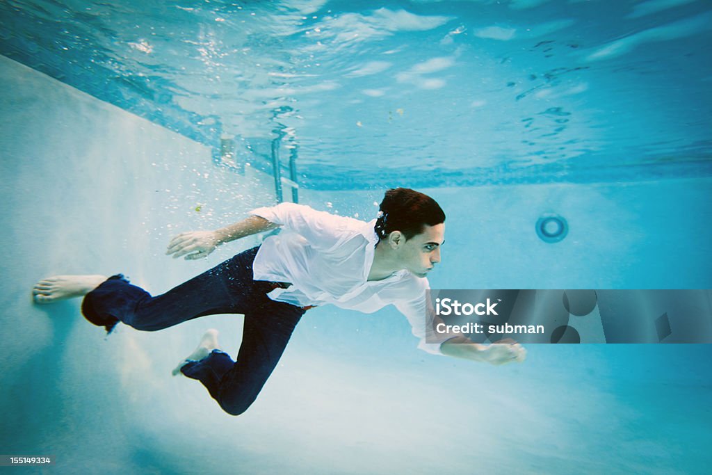 Jeune homme sous-marine - Photo de Sous l'eau libre de droits