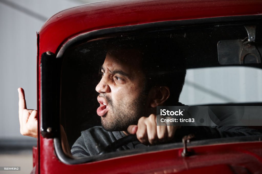 Motorista jovem, dando a dedo - Foto de stock de Adulto royalty-free