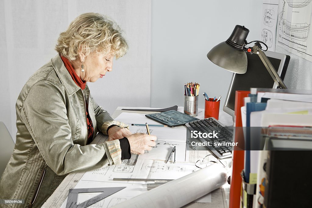 Femme Mature travaillant au bureau - Photo de Adulte libre de droits