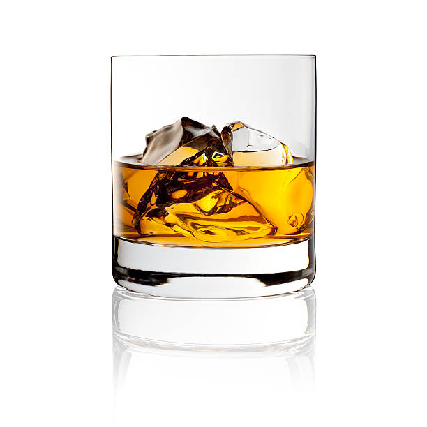Whisky en las rocas-bebida con hielo - foto de stock