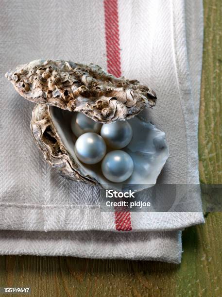 Perlen In Der Oyster Shell Stockfoto und mehr Bilder von Muschelgehäuse - Muschelgehäuse, Auster, Eleganz