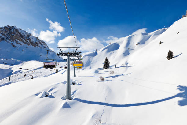 смотреть вверх на склоны - dolomites ski lift winter ski track стоковые фото и изображения