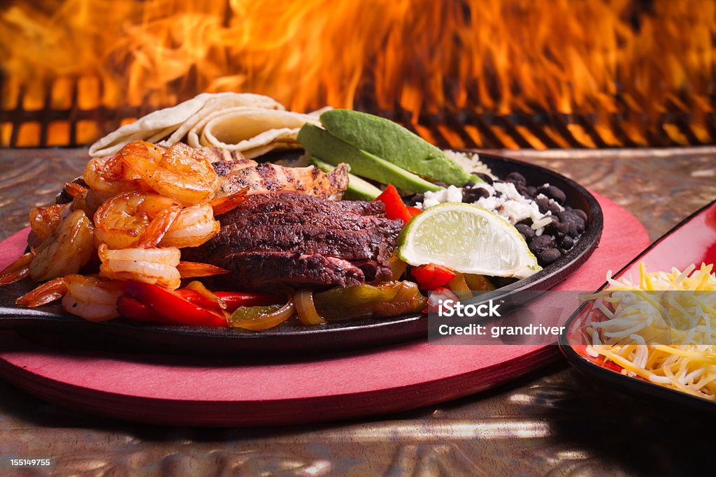 Camarón, carne de res y Fajitas de pollo con llamas - Foto de stock de Camarón - Marisco libre de derechos