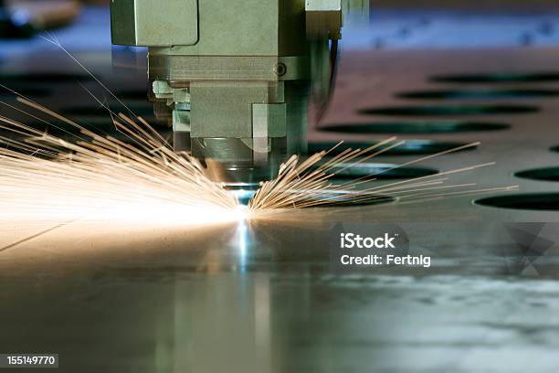 Cnc Laser Taglio Dei Metalli Macchina Utensile In Funzione - Fotografie stock e altre immagini di Laser cutter