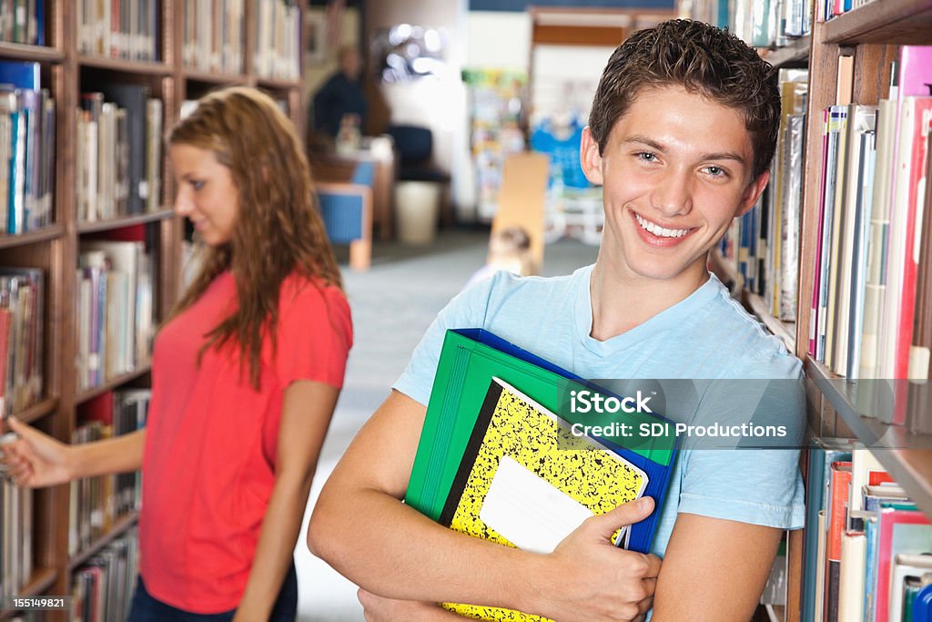 Lycée adolescent dans la bibliothèque - Photo de Adolescence libre de droits