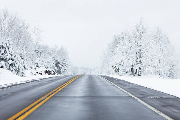 excesso de velocidade na estrada de inverno - snowing road winter snow - fotografias e filmes do acervo