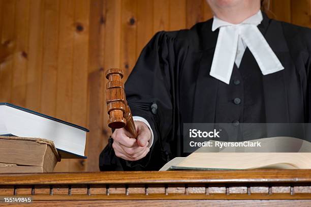Juiz Usando O Martelo De Juiz - Fotografias de stock e mais imagens de Advogado - Advogado, Beca de Magistrado, Cultura Canadiana