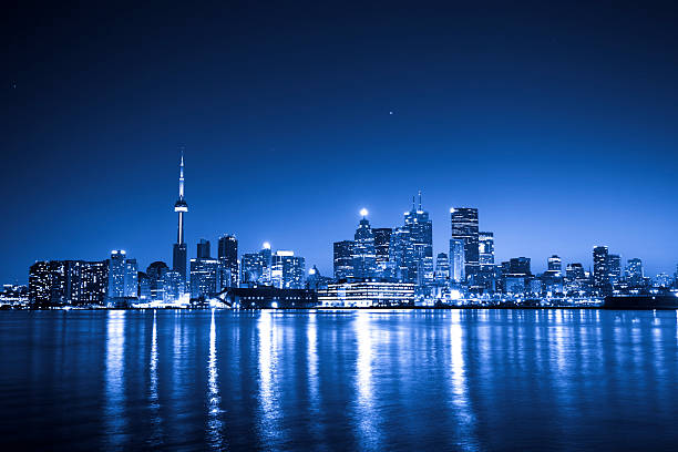 голубой торонто - toronto skyline cn tower night стоковые фото и изображения