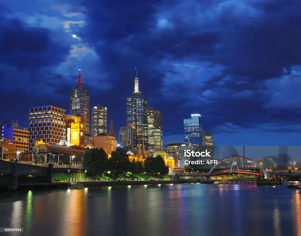 Horizonte de Melbourne al río Yarra en Luna llena (XXXL - Foto de stock de Australia libre de derechos