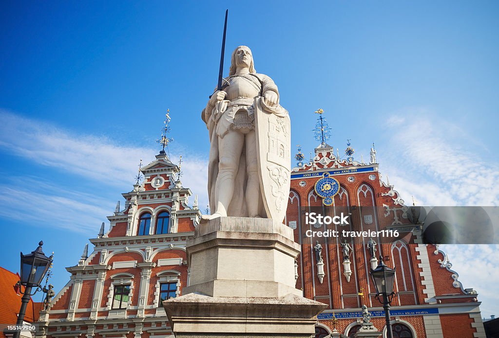 Saint Roland In Riga, Latvia Statue Of Roland (Dedicated In 1896) With The House Of The Blackhead's In The Background Riga Stock Photo