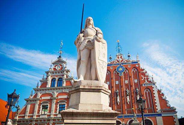 Saint Roland In Riga, Latvia Statue Of Roland (Dedicated In 1896) With The House Of The Blackhead's In The Background latvia stock pictures, royalty-free photos & images