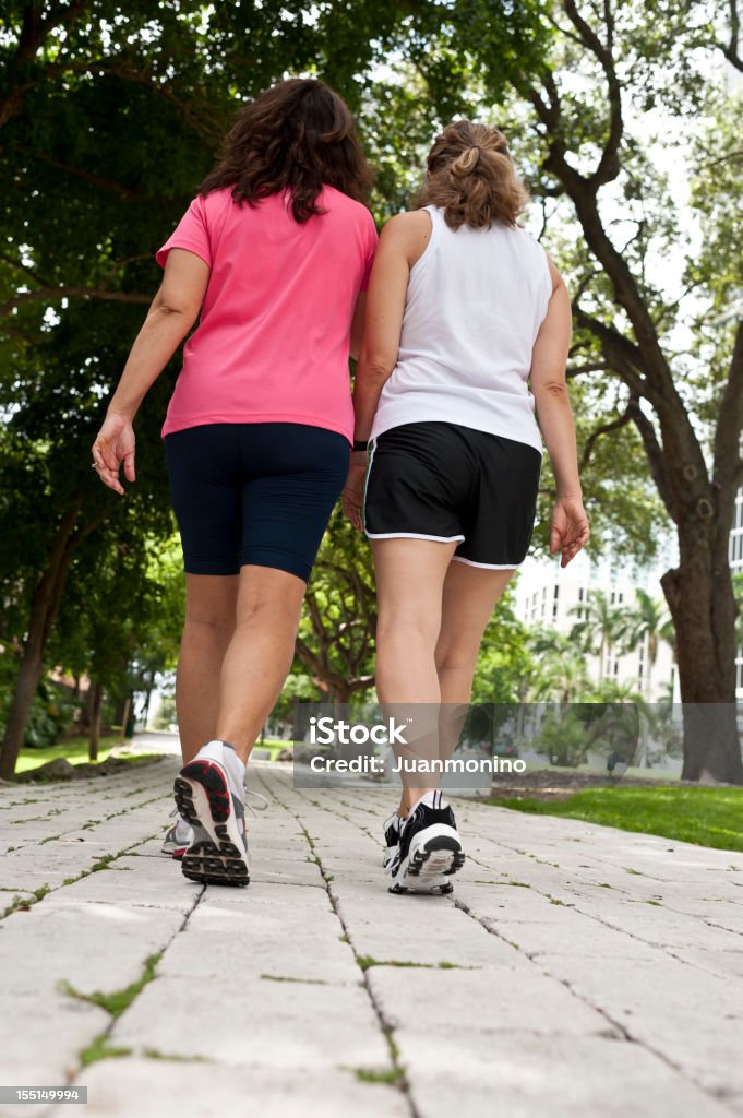 Amis walikng dans le parc - Photo de Marcher libre de droits