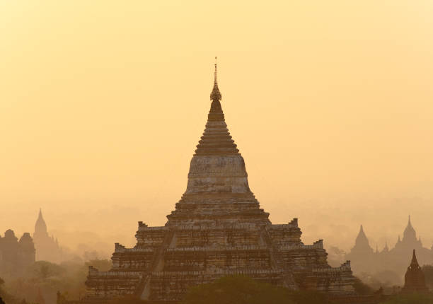 pagodes de sillhouette de contra o nascer do sol de céu de bagan, myanmar - myanmar bagan temple ayeyarwady river imagens e fotografias de stock