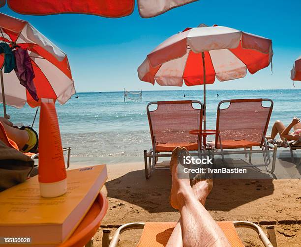 Sonnenbaden Auf Dem Strand Stockfoto und mehr Bilder von Strand - Strand, Beengt, Strandschirm