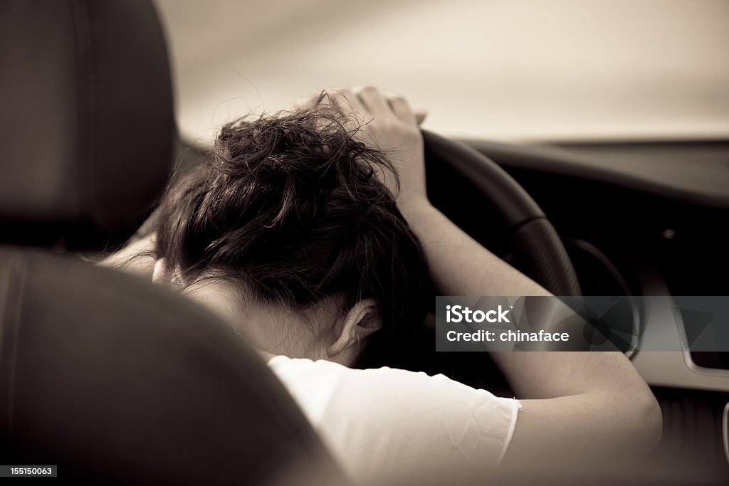 Gestresste Geschäftsfrau Lehnend auf dem Auto - Lizenzfrei Auto Stock-Foto