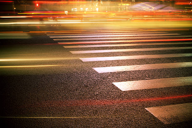 paso de cebra en la noche - shanghai car speed driving fotografías e imágenes de stock