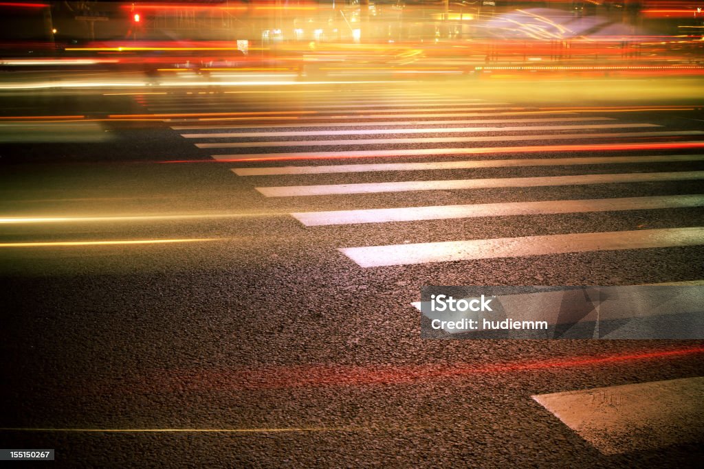 Passage balisé de nuit - Photo de Vitesse libre de droits