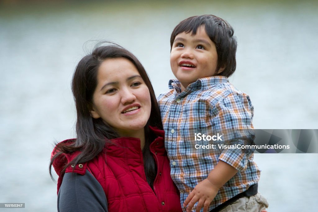 Madre e hijo jugando en el exterior. - Foto de stock de Agarrados de la mano libre de derechos