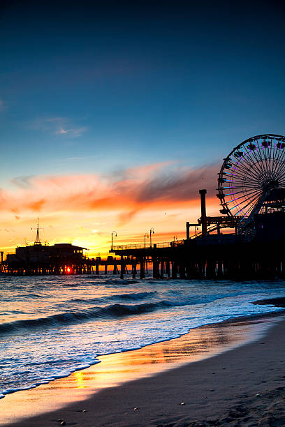 muelle de santa mónica al atardecer. - santa monica pier fotos fotografías e imágenes de stock