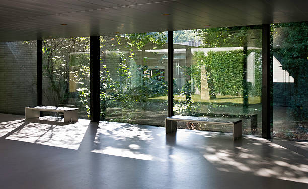 vista al patio en verde - corridor built structure house facade fotografías e imágenes de stock