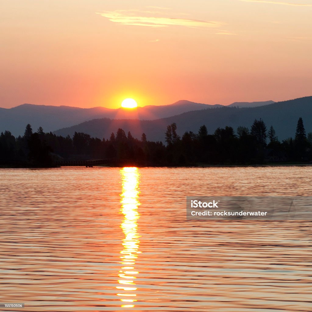 Puesta de sol sobre el lago - Foto de stock de Agua libre de derechos