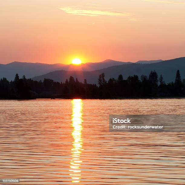 Lakeside Pôr Do Sol - Fotografias de stock e mais imagens de Amarelo - Amarelo, Anoitecer, Ao Ar Livre