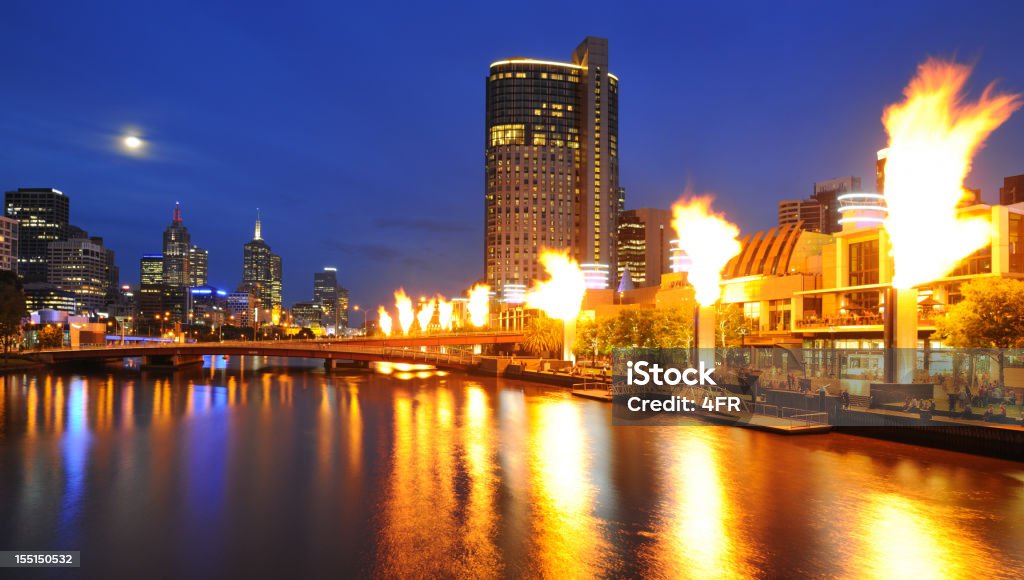 Skyline von Melbourne mit Vollmond und Feuer Show (XXXL - Lizenzfrei Melbourne Stock-Foto