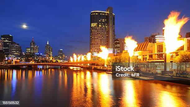 Horizonte De Melbourne Con Luna Llena Y Fuego Mostrar Xxxl Foto de stock y más banco de imágenes de Melbourne - Australia