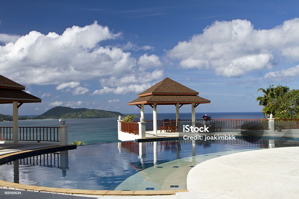 Piscina di lusso di un resort - Foto stock royalty-free di Località turistica