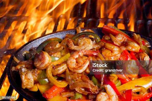 Fajitas De Camarones Foto de stock y más banco de imágenes de Comida mexicana - Comida mexicana, Fajita, Camarón - Marisco