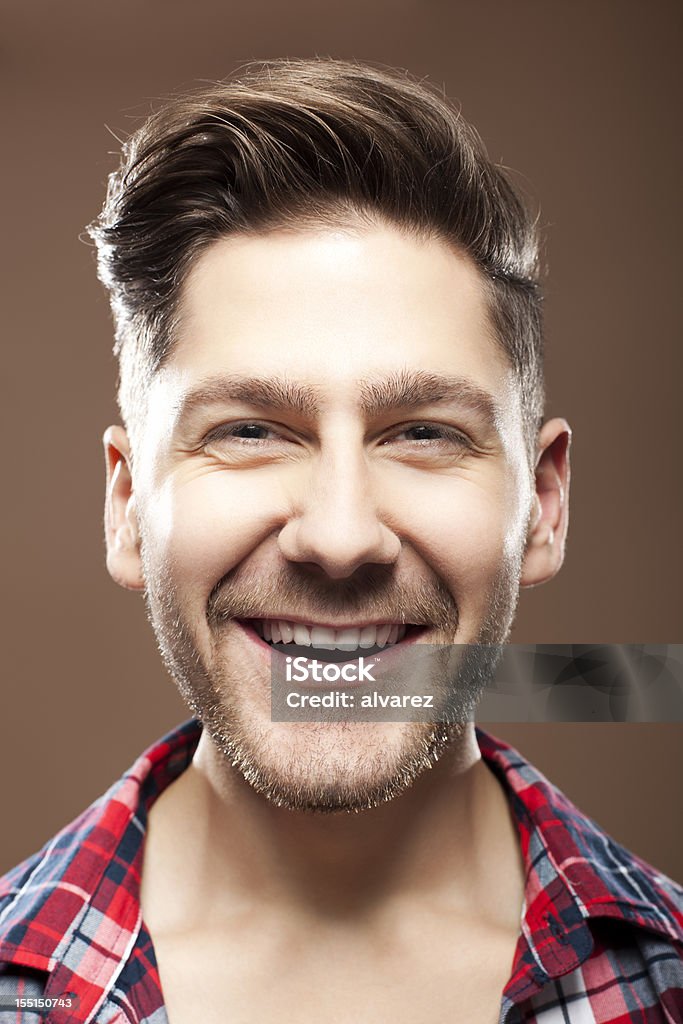 Retrato de un hombre sonriente - Foto de stock de 25-29 años libre de derechos