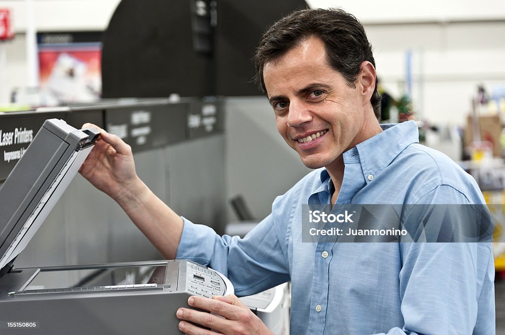 Hombre maduro compras para una impresora - Foto de stock de Impresora libre de derechos