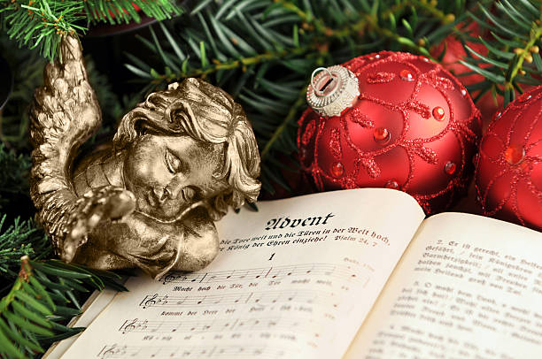 angel dormir sobre christian hinário livro com ornamentos de natal - weihnachtskugel imagens e fotografias de stock