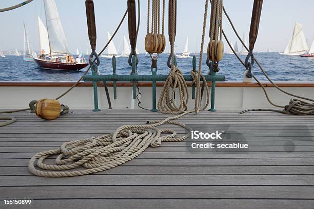 Classico Yacht Ponte E Yacht - Fotografie stock e altre immagini di Barca a vela - Barca a vela, Ponte di una nave, Acqua